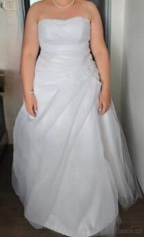 Svatební šaty, boty, květiny