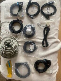 Sada síťových kabelů,redukce,porty