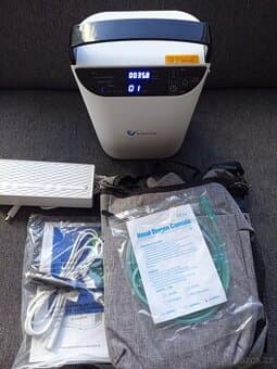 Přenosný kyslíkový koncentrator s baterkou