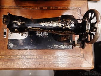 Krásný šicí stroj Bobbin