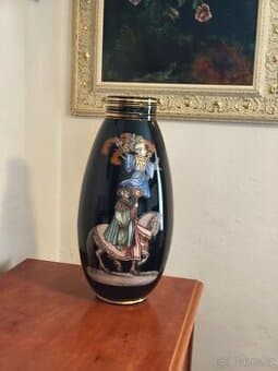 Luxusní váza, černé sklo – historický motiv (43 cm).