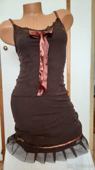 Hezké slušivé přiléhavé šaty S