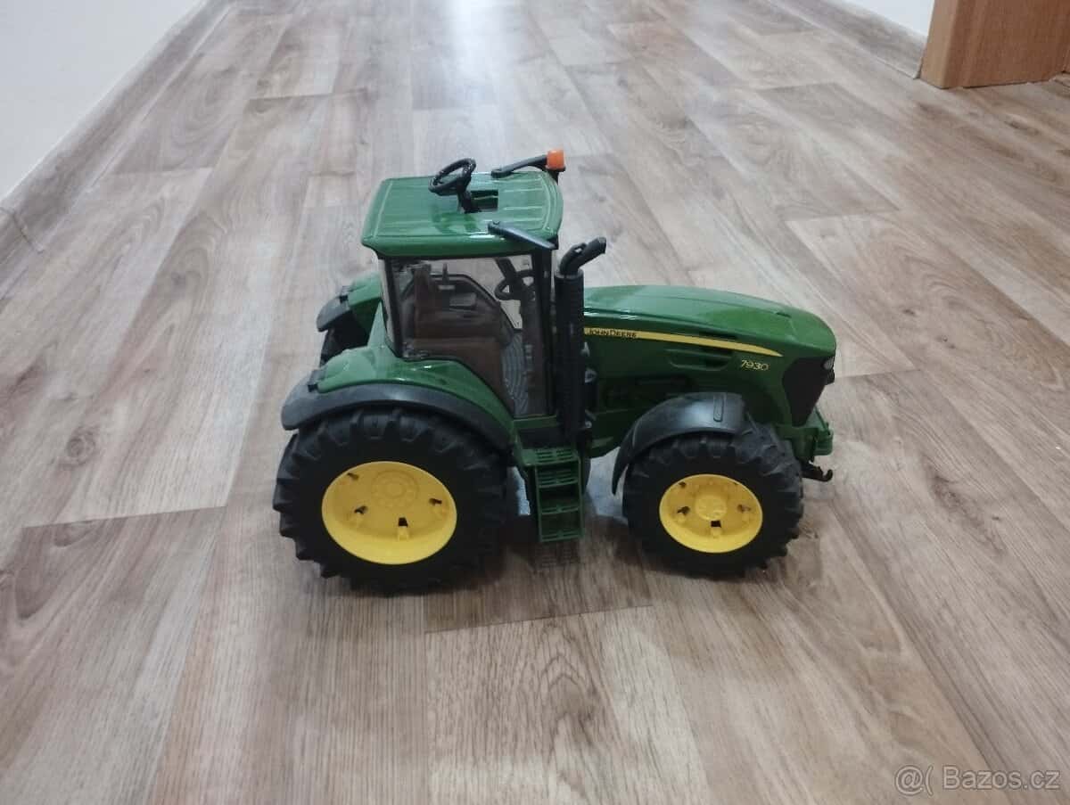 Prodám model John Deere traktor 1