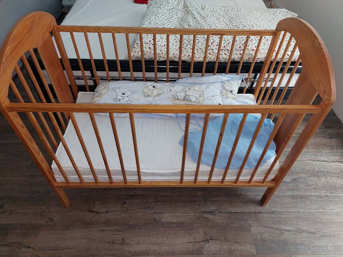 Dřevěná postýlka 1