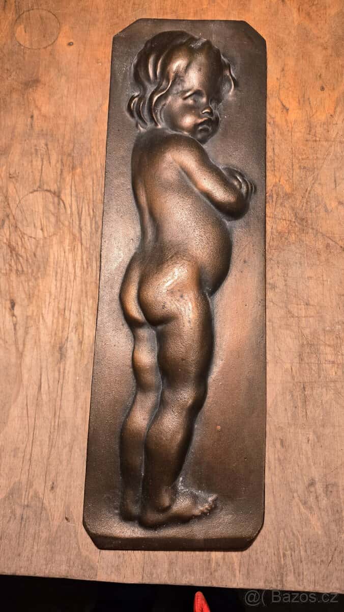 Bronzový reliéf dítěte 1