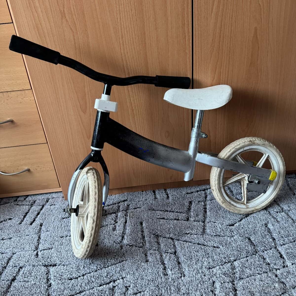 Dětské odrážedlo černobílé 2