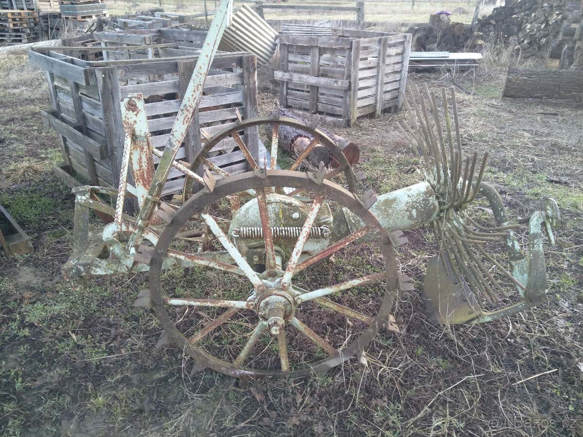 Prodám postřikovač, čert, plečku a diskáč 3